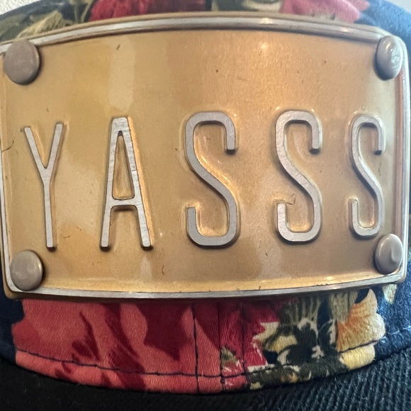 ROJASONLINE Floral Gold Plated Yasss Hat NWOT - Picture 3 of 3